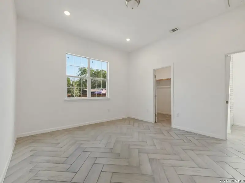 Spacious, unfurnished interior of a new home in , San Antonio (Image 20).