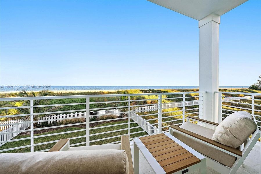 Exterior details and patio area of a home in , Fort Pierce (Image 21).
