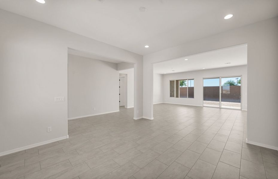 Spacious, unfurnished interior of a new home in Sun City Anthem at Merrill Ranch, Florence (Image 18).