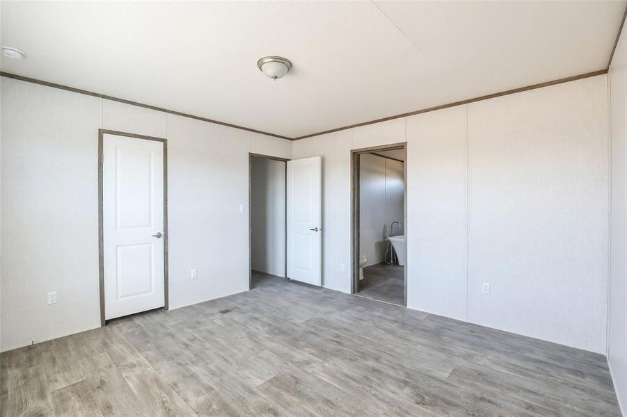 Spacious, unfurnished interior of a new home in , Merkel (Image 19).