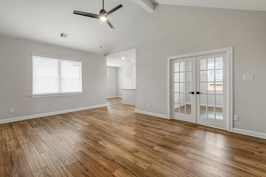 Spacious, unfurnished interior of a new home in Sweetwater Ridge, Conroe (Image 12).