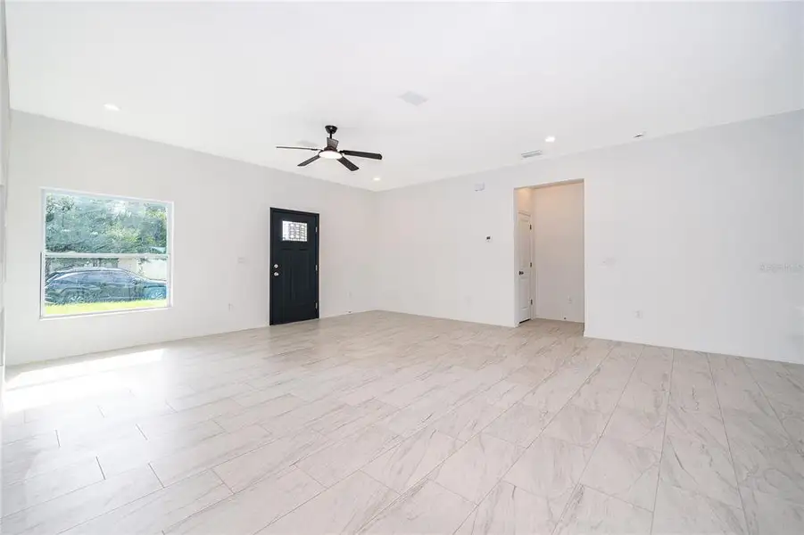 Spacious, unfurnished interior of a new home in , Kissimmee (Image 13).