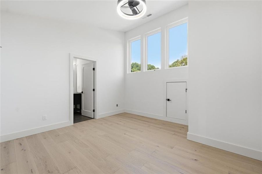 Spacious, unfurnished interior of a new home in , Gainesville (Image 32).