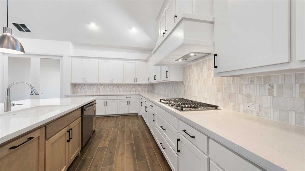 Furnished interior view inside a new home in Myrtle Creek 71', Waxahachie (Image 13). Furnished interior view inside a new home in Myrtle Creek 71', Waxahachie (Image 13).