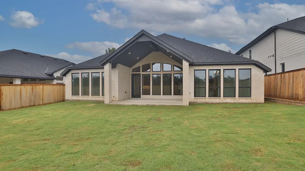 Exterior details and patio area of a home in Kresston, Montgomery (Image 4).