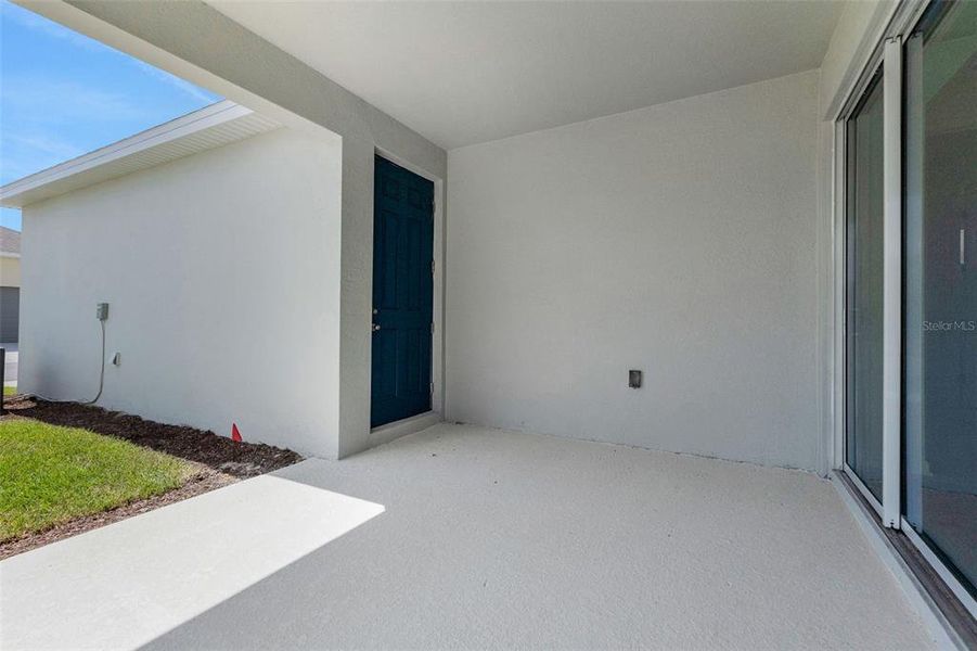 Exterior details and patio area of a home in Crossroads at Kelly Park, Apopka (Image 4).