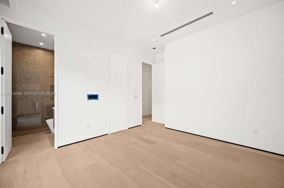 Spacious, unfurnished interior of a new home in , Miami (Image 15).