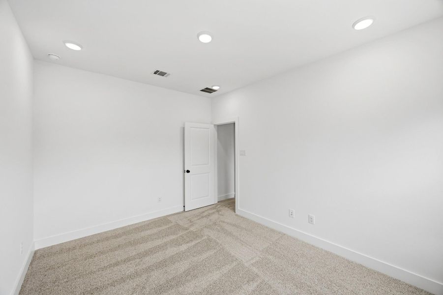 Spacious, unfurnished interior of a new home in Two Step Farm, Montgomery (Image 14).