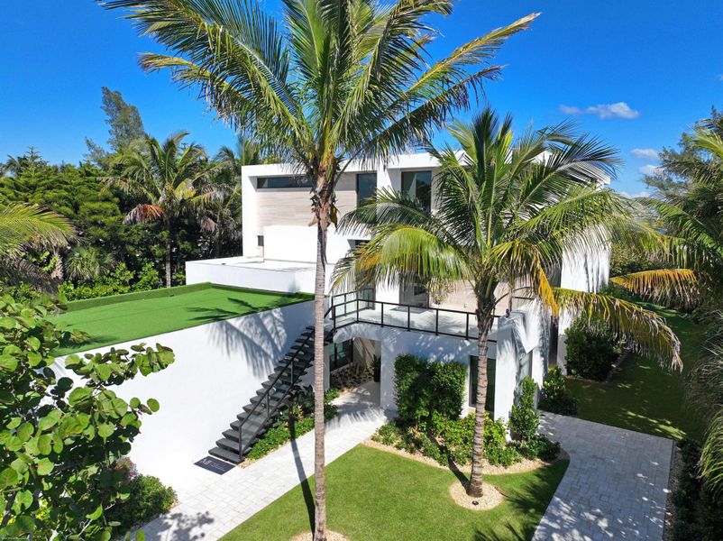 Exterior details and patio area of a home in , Jupiter Island (Image 39).