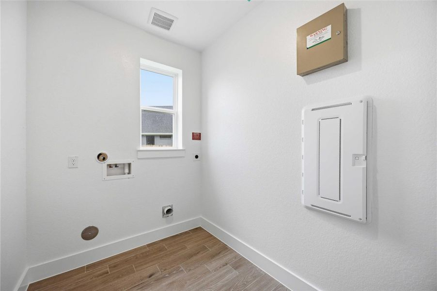Spacious, unfurnished interior of a new home in Ellwood, Iowa Colony (Image 18).