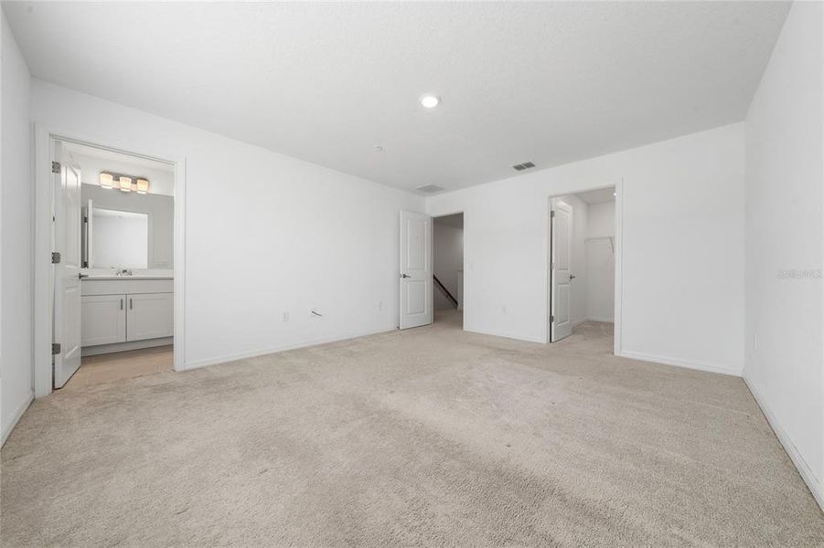 Spacious, unfurnished interior of a new home in , St. Cloud (Image 15).