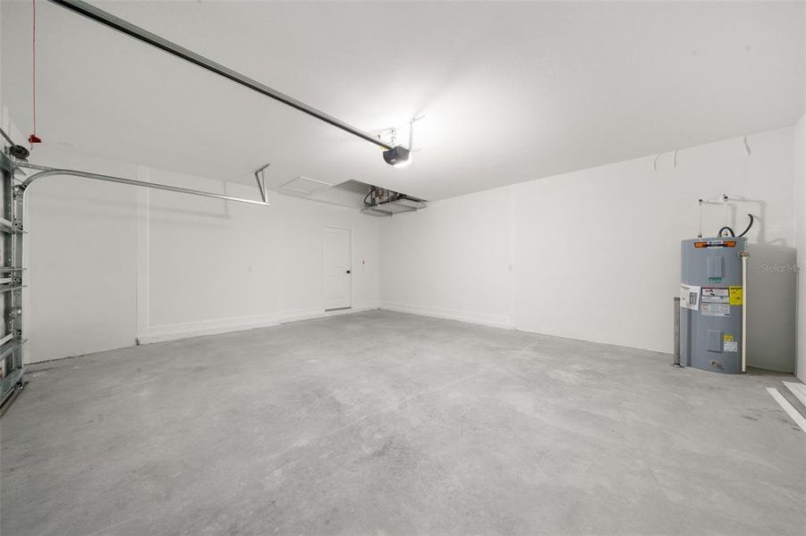Spacious, unfurnished interior of a new home in , Sebring (Image 35).
