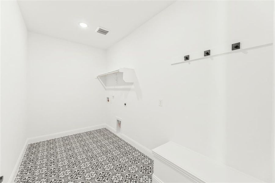 Spacious, unfurnished interior of a new home in Willow Wood, McKinney (Image 23).