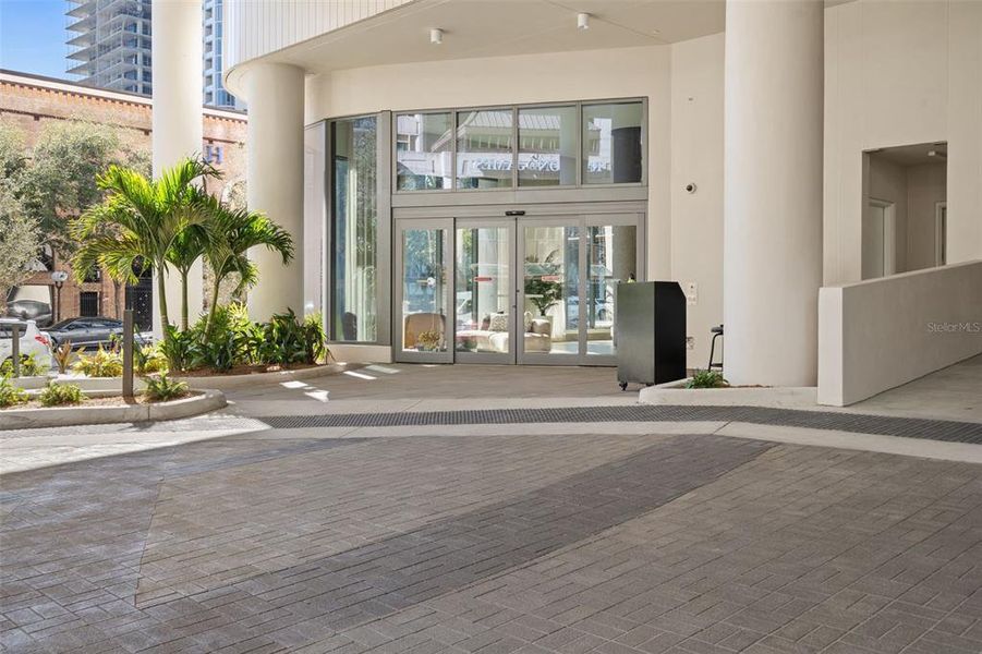 Condo located in St. Petersburg, FL showcasing its design and architecture (Image 31).