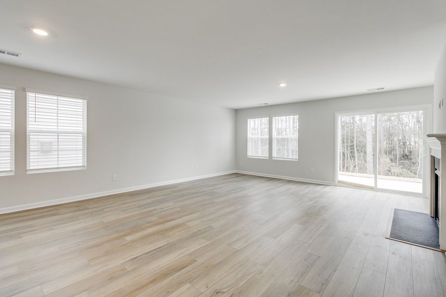 Spacious, unfurnished interior of a new home in Ellington, Elgin (Image 19).