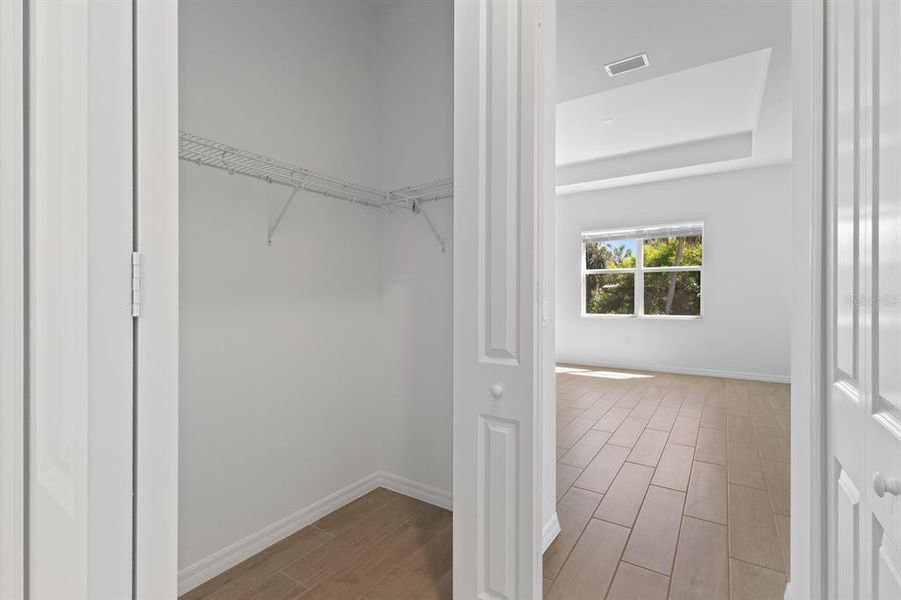 Spacious, unfurnished interior of a new home in Sandy Key, Fort Myers (Image 15).