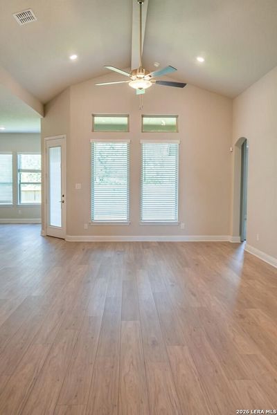 Spacious, unfurnished interior of a new home in Buffalo Crossing, Schertz (Image 9).