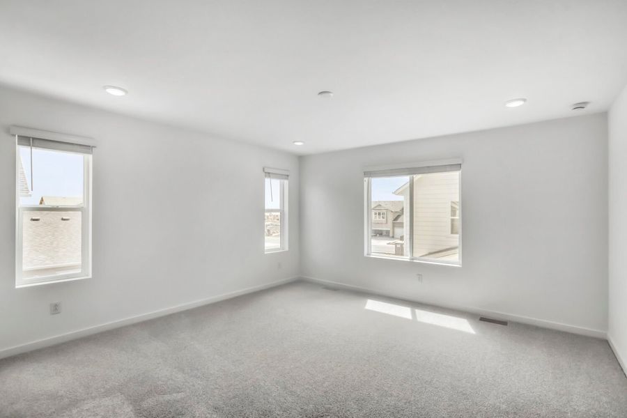 Spacious, unfurnished interior of a new home in Barefoot, Firestone (Image 5).