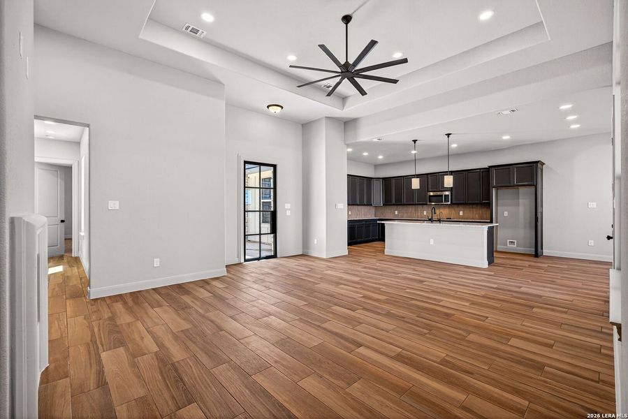 Spacious, unfurnished interior of a new home in Boehme Ranch, Castroville (Image 24).