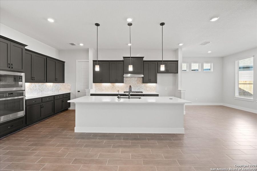 Furnished interior view inside a new home in Village at Three Oaks, Seguin (Image 7). Furnished interior view inside a new home in Village at Three Oaks, Seguin (Image 7).