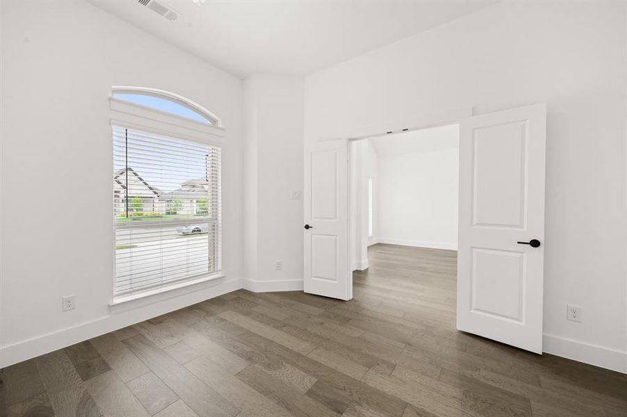 Spacious, unfurnished interior of a new home in Llano Springs, Fort Worth (Image 17).