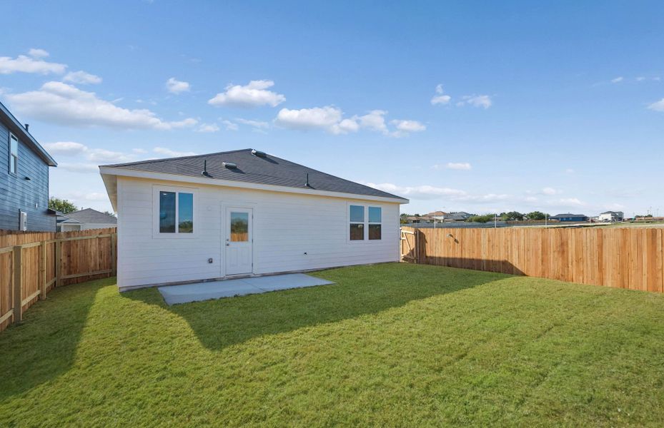 Exterior details and patio area of a home in Vantage, San Marcos (Image 3).