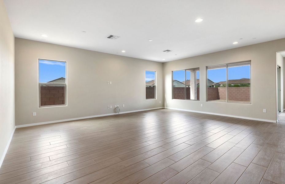 Spacious, unfurnished interior of a new home in Vistoso Canyon Estates, Oro Valley (Image 13).