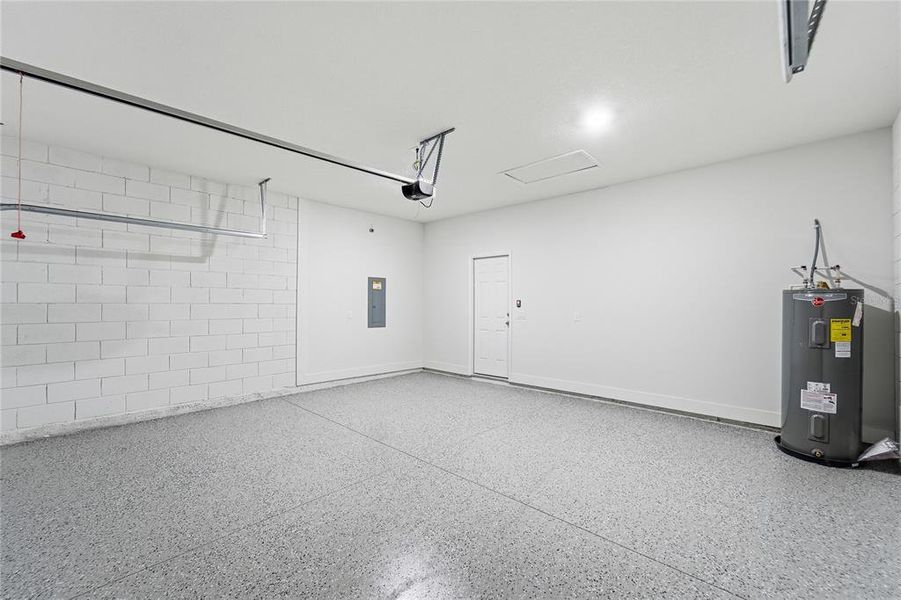 Spacious, unfurnished interior of a new home in , Citrus Springs (Image 18).