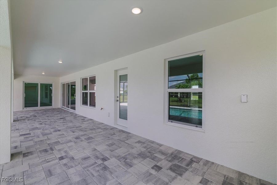 Spacious, unfurnished interior of a new home in Cape Coral, Cape Coral (Image 34).