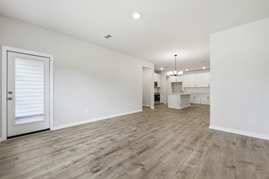 Spacious, unfurnished interior of a new home in , Charleston (Image 16).