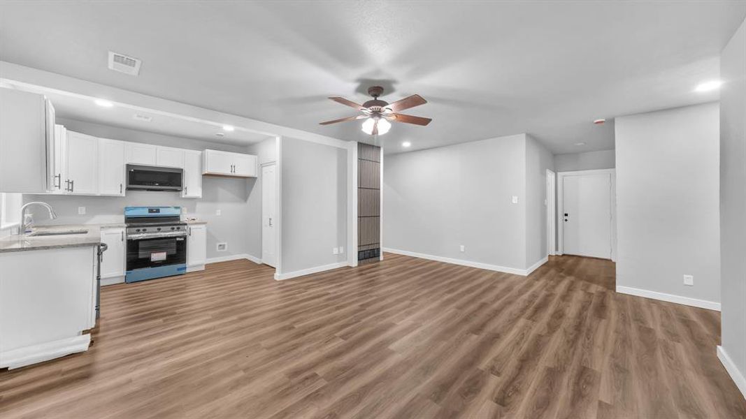 Spacious, unfurnished interior of a new home in , Weatherford (Image 13).