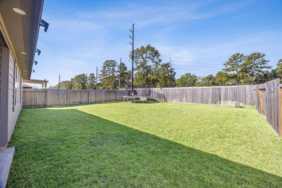 Spacious backyard with lush grass, perfect for family activities and outdoor entertaining. Spacious backyard with lush grass, perfect for family activities and outdoor entertaining.