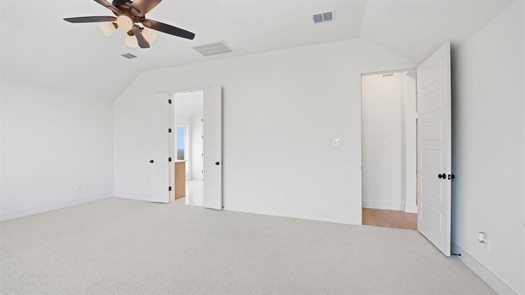 Spacious, unfurnished interior of a new home in Myrtle Creek, Waxahachie (Image 15).
