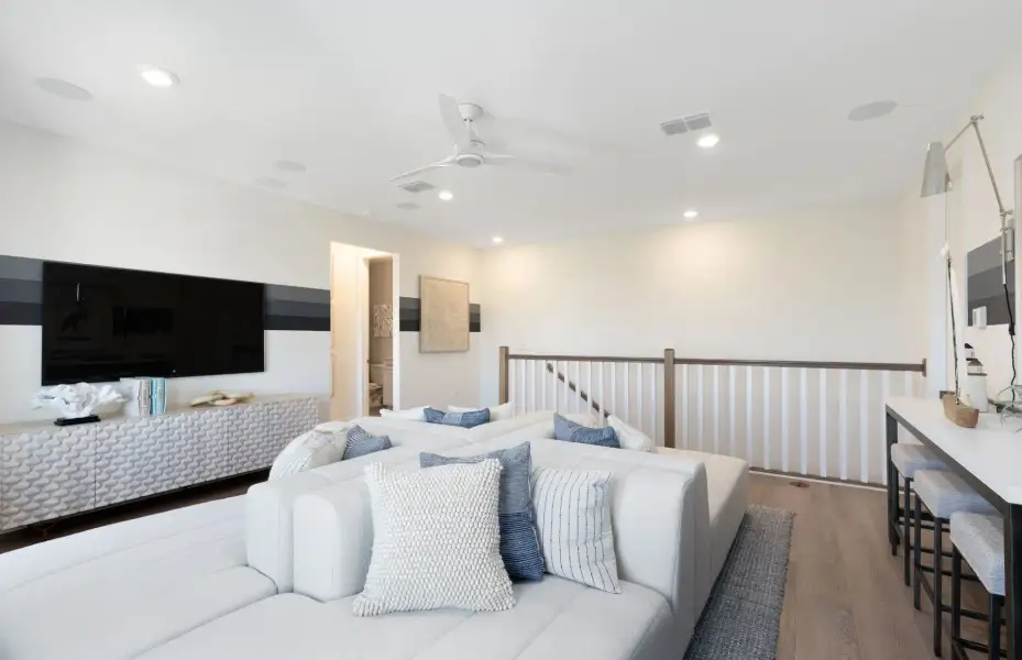 Representative furnished interior of a home built from the Mahogany Grand by Pulte Homes in Highland Pines, Leesburg (Image 10).