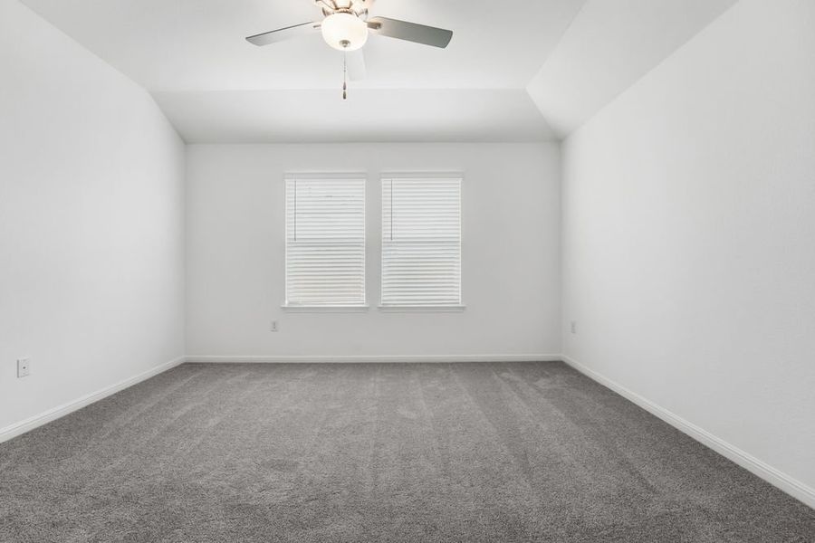 Spacious, unfurnished interior of a new home in Longview, Del Valle (Image 14).