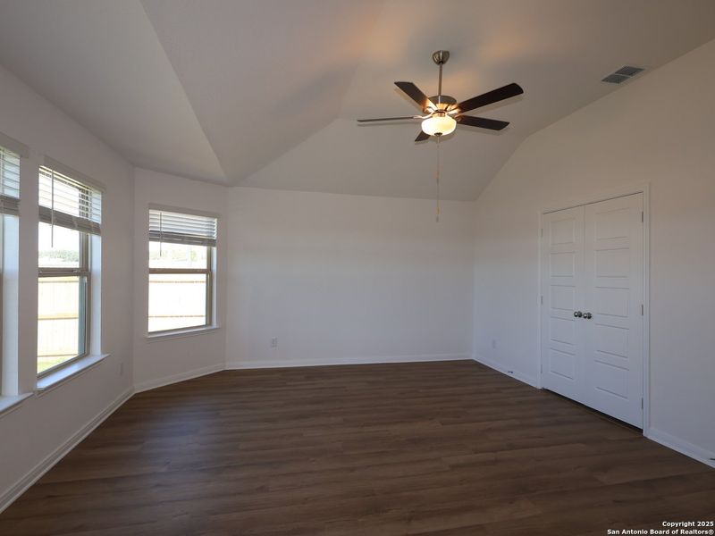 Spacious, unfurnished interior of a new home in Greenspoint Heights, Seguin (Image 23).