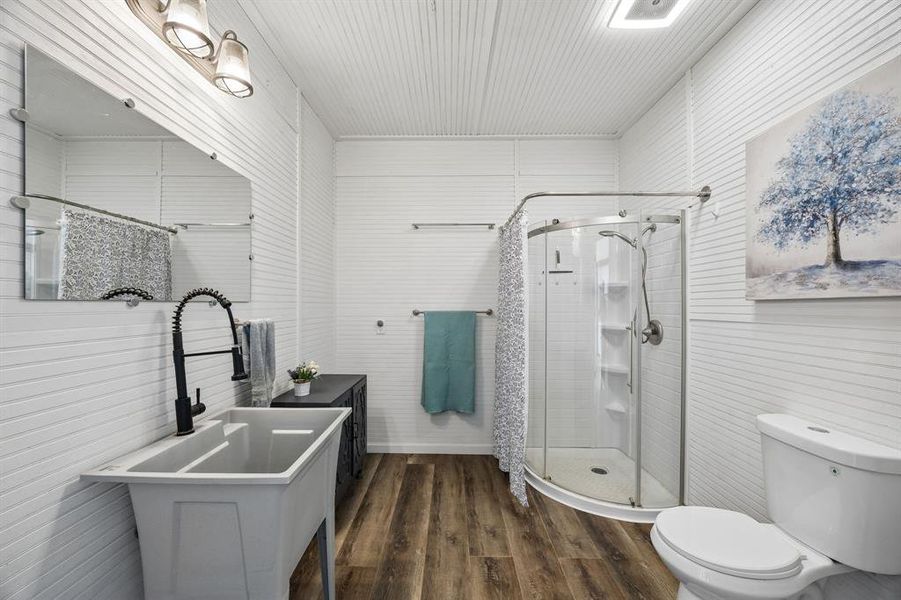 Furnished interior view inside a new home in , Edgewood (Image 22).