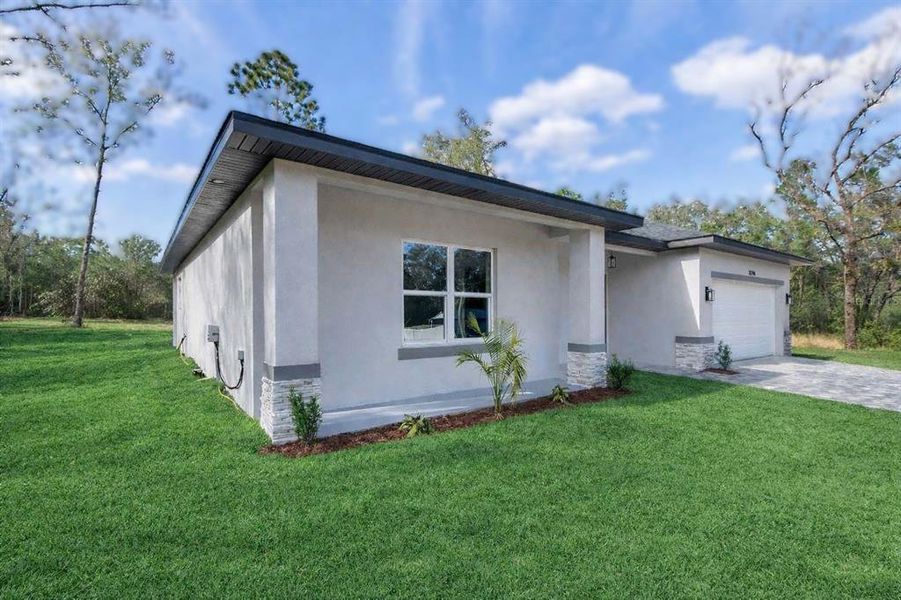 Exterior details and patio area of a home in , Citrus Springs (Image 4).