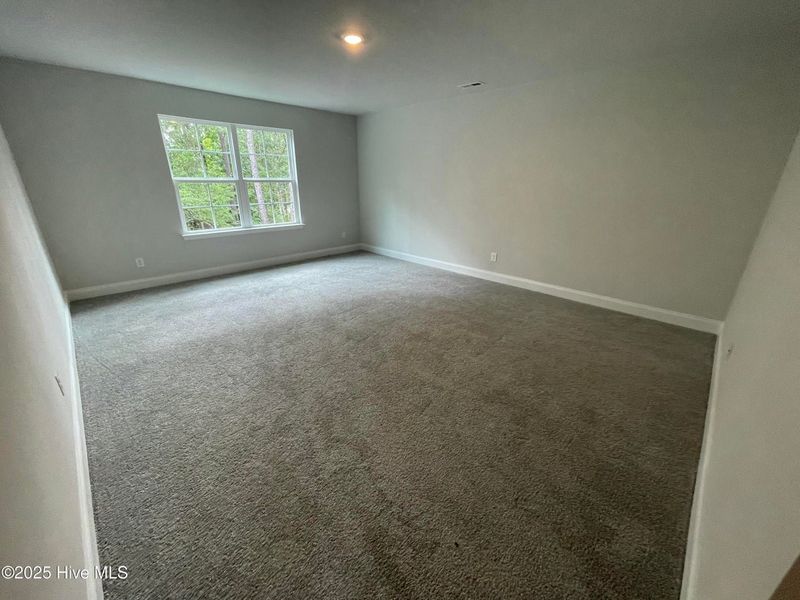 Spacious, unfurnished interior of a new home in Mill Creek Cove, Bolivia (Image 14).