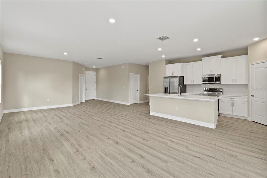Spacious, unfurnished interior of a new home in , Leesburg (Image 16).