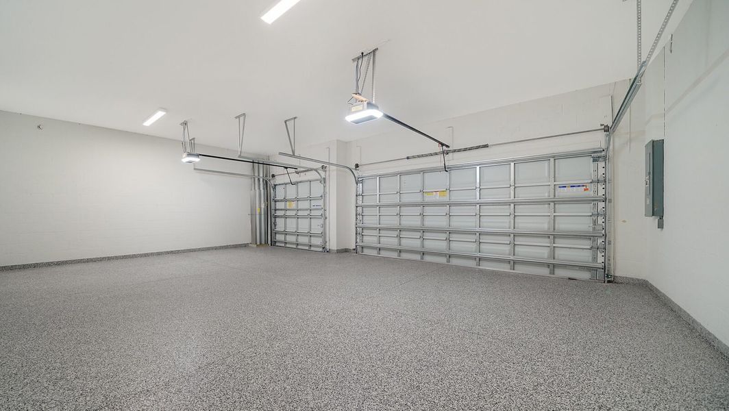 Spacious, unfurnished interior of a new home in Grand Palm, Venice (Image 36).