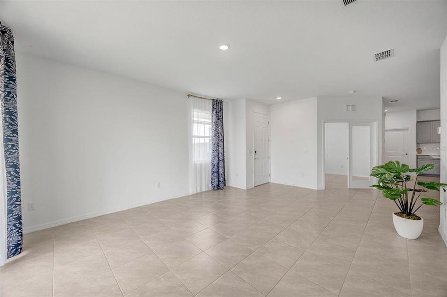 Spacious, unfurnished interior of a new home in Woodcreek, Wesley Chapel (Image 29).