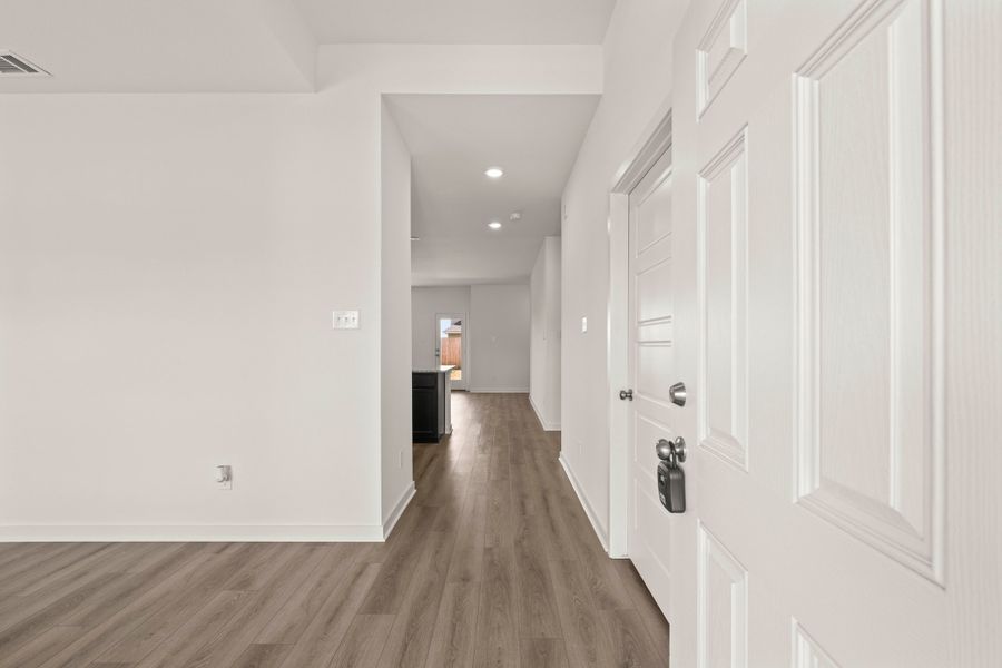 Spacious, unfurnished interior of a new home in Eagles Landing, Waco (Image 8).
