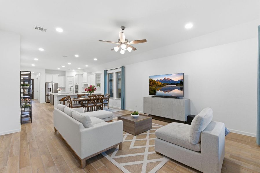 Furnished interior view inside a new home in Meridiana 40'/45', Manvel (Image 34).