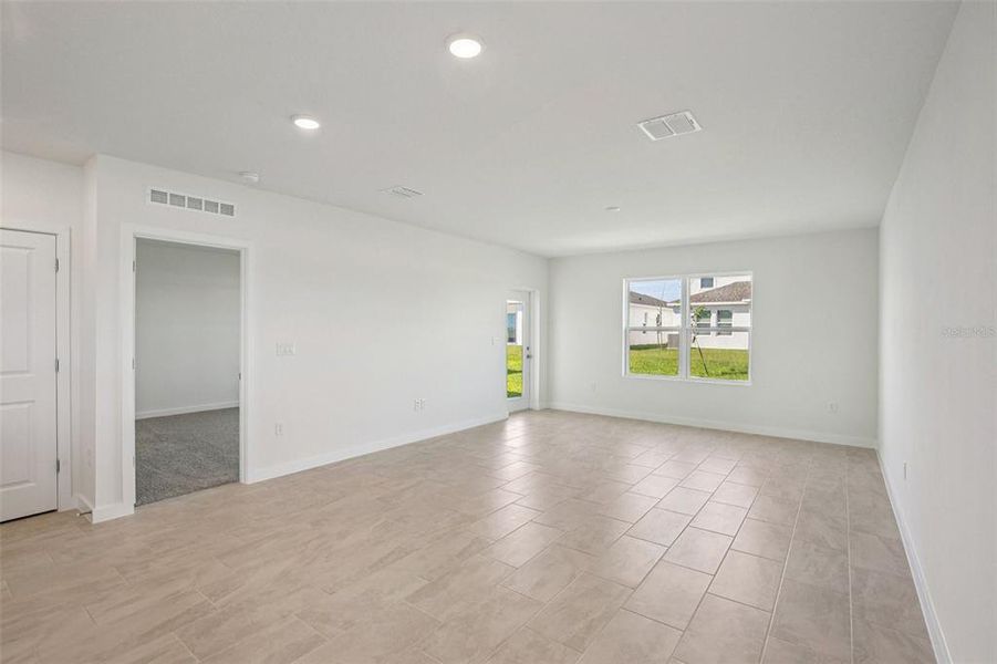 Spacious, unfurnished interior of a new home in Willowbrook North, Winter Haven (Image 18).