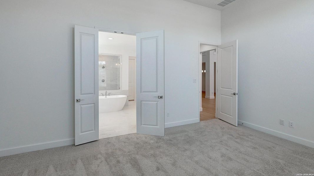 Spacious, unfurnished interior of a new home in Ladera, San Antonio (Image 18).