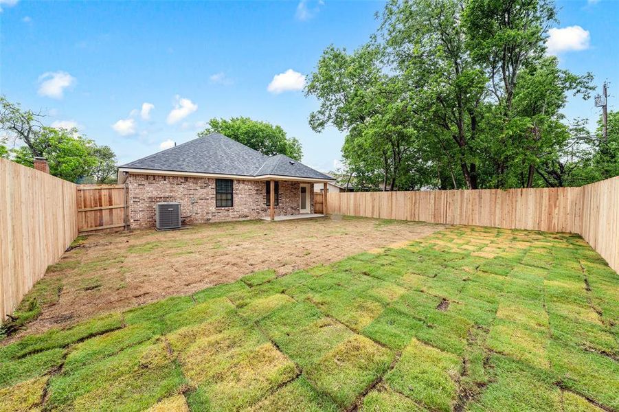 Exterior details and patio area of a home in , Waco (Image 4).