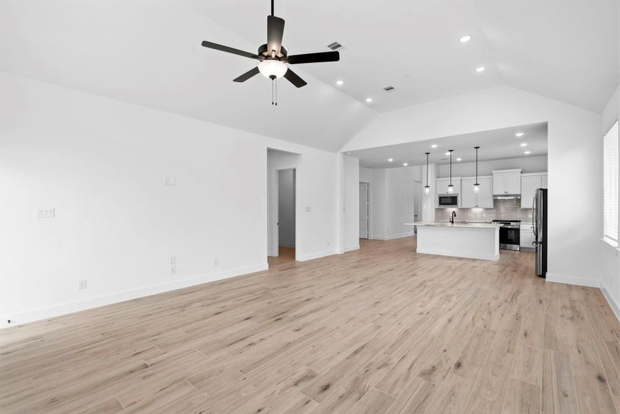 Spacious, unfurnished interior of a new home in Wood Leaf Reserve, Tomball (Image 12).