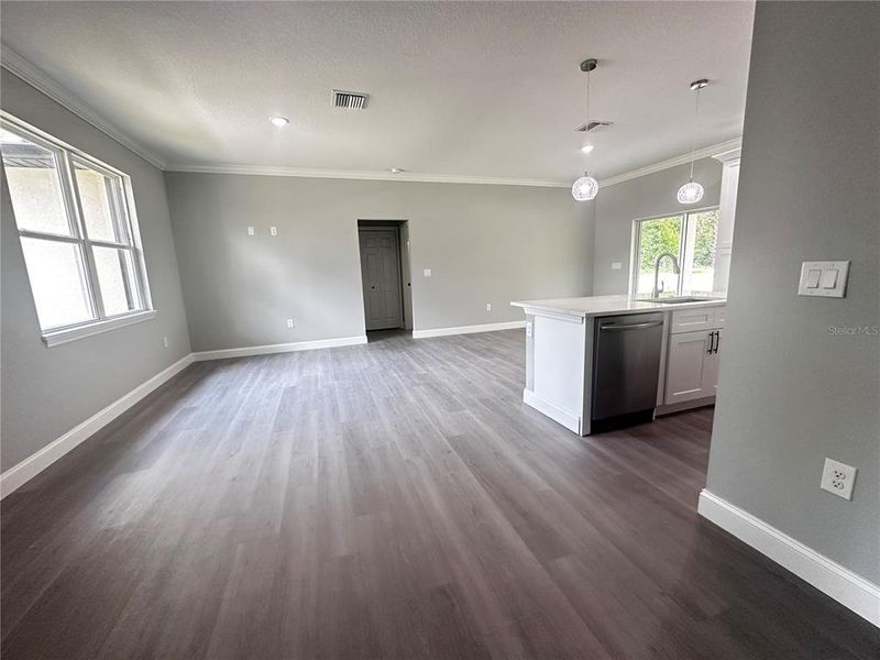 Spacious, unfurnished interior of a new home in , Deland (Image 12).