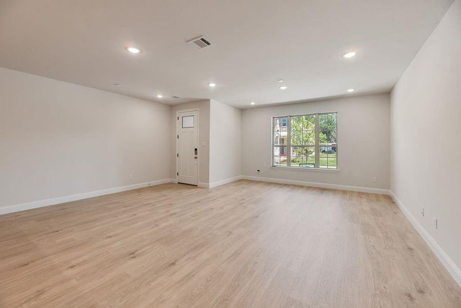 Spacious, unfurnished interior of a new home in Bayside, Rowlett (Image 24).